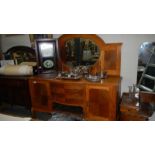 A good quality oak mirror backed sideboard.