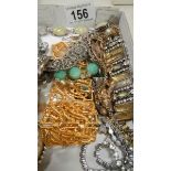 A mixed lot of vintage jewellery.