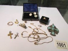 A mixed lot of jewellery including 9ct gold cameo ring, 9ct gold pendant with gold dust,