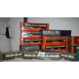 8 Hornby 00 gauge coaches - R223 Pullman Parlour coaches (2 unboxed),