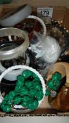 A mixed lot of costume jewellery including loose beads.