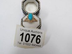 A turquoise cabachon gold ring, size M.