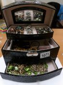 A mixed lot of vintage costume jewellery in a jewellery box.