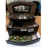 A mixed lot of vintage costume jewellery in a jewellery box.