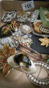 A mixed lot of vintage brooches.