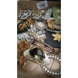 A mixed lot of vintage brooches.