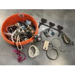 A quantity of costume jewellery