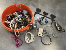 A quantity of costume jewellery