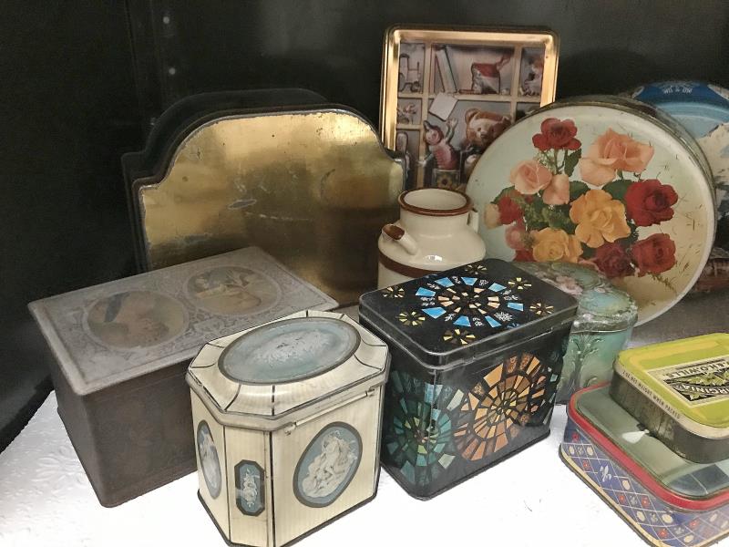 A quantity of vintage tins - Image 2 of 5
