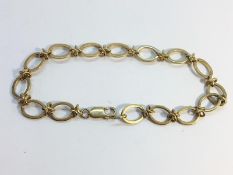 A 9ct gold bracelet (9 gms)