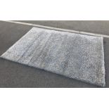A grey California rug (length 230cm x width 160cm).