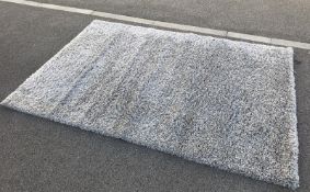 A grey California rug (length 230cm x width 160cm).