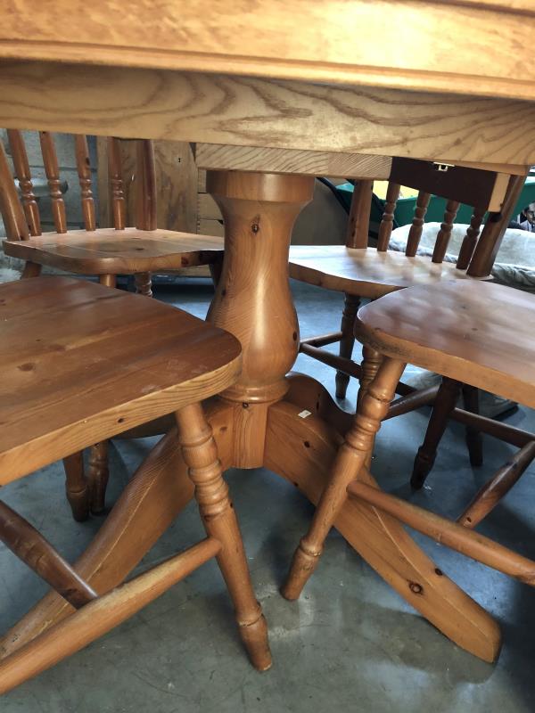 A pine centre pedestal dining table and 4 chairs. - Image 2 of 2