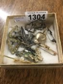 3 silver brooches, a gold brooch and assorted costume jewellery,
