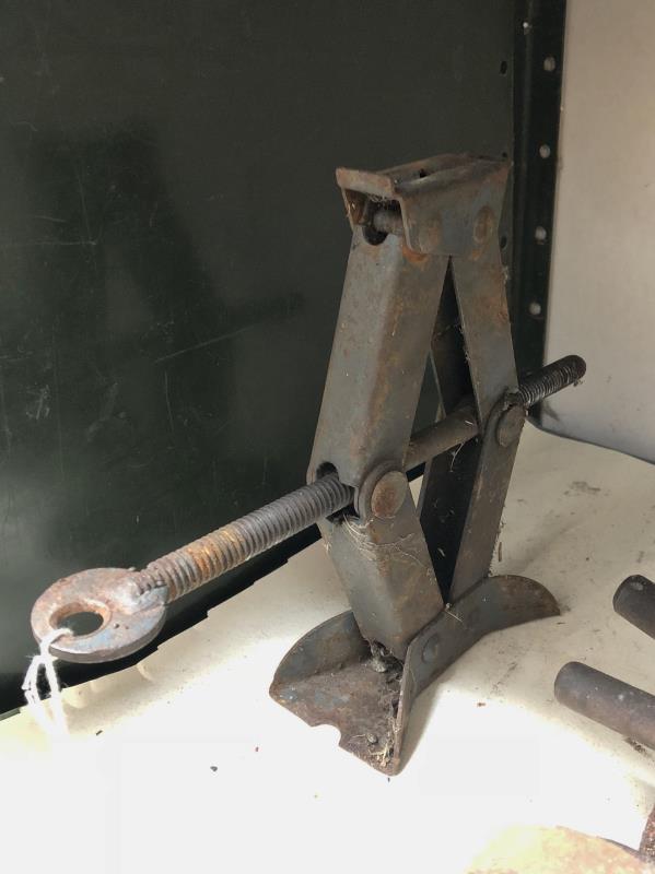 A trolley jack with no handle and 2 scissor car jacks, also with no handles. - Image 2 of 2