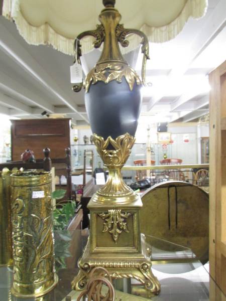 An urn shaped table lamp with gilding and complete with shade. - Image 2 of 2