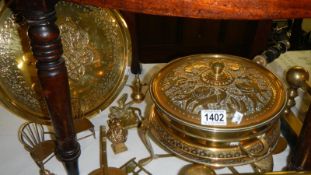 A mixed lot of brass ware.