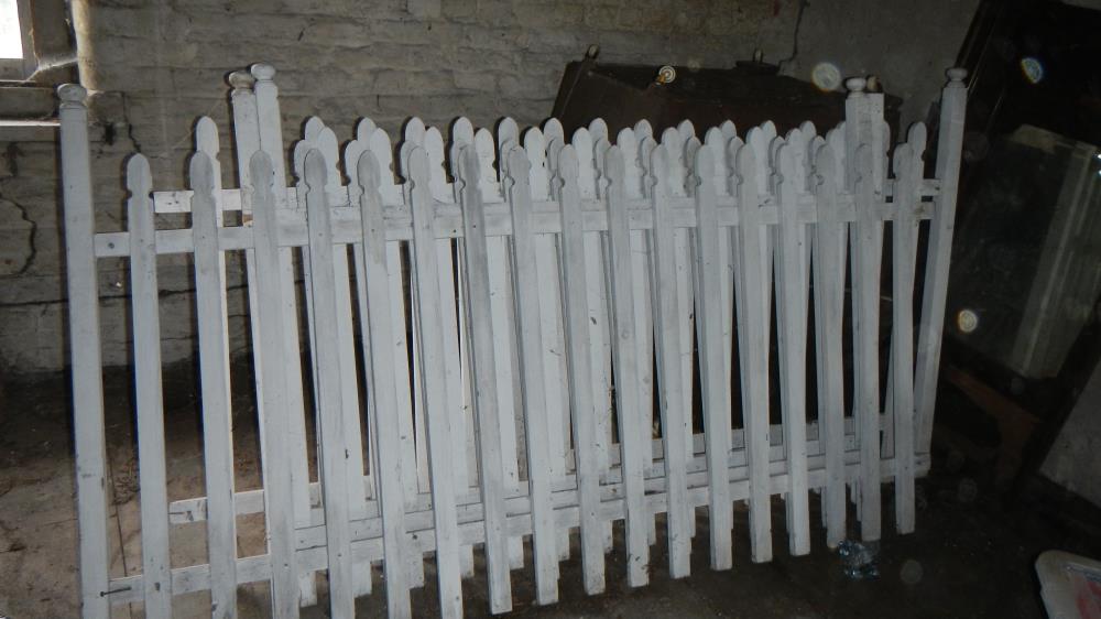 4 painted lengths of garden fencing