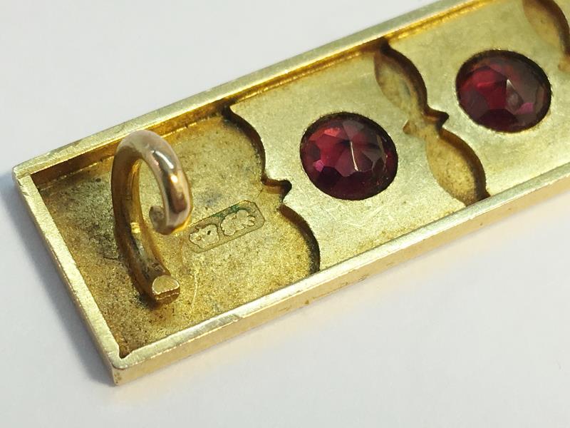 An Edwardian oblong garnet brooch set in 15 carat yellow gold. - Image 3 of 6