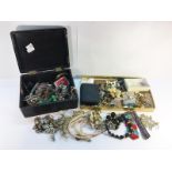 A Quantity of Vintage Jewellery including a pink toned cultured pearl necklace,