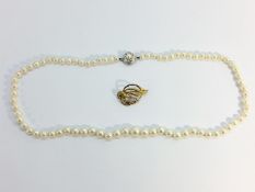 A graduated cultured pearl necklace, measuring 18" in length,