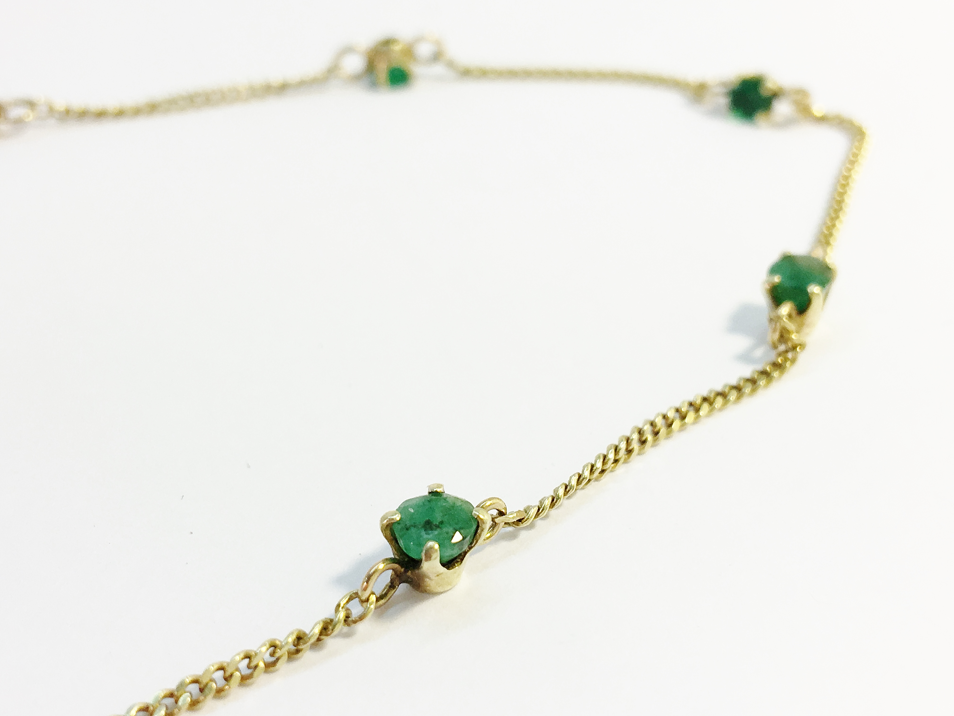 An emerald set chain in 14 carat yellow gold. Set with twelve round facetted emeralds, ETCW 1.2ct. - Image 6 of 6
