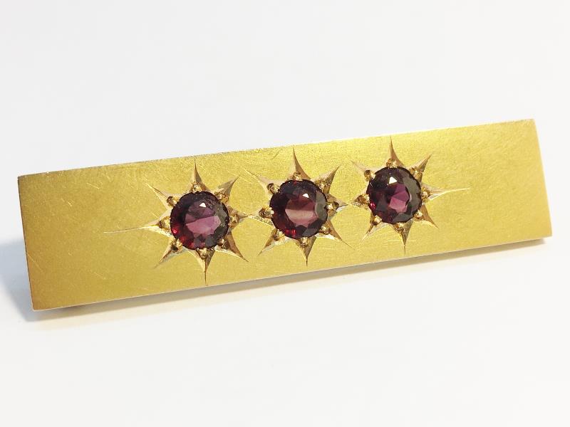 An Edwardian oblong garnet brooch set in 15 carat yellow gold. - Image 2 of 6