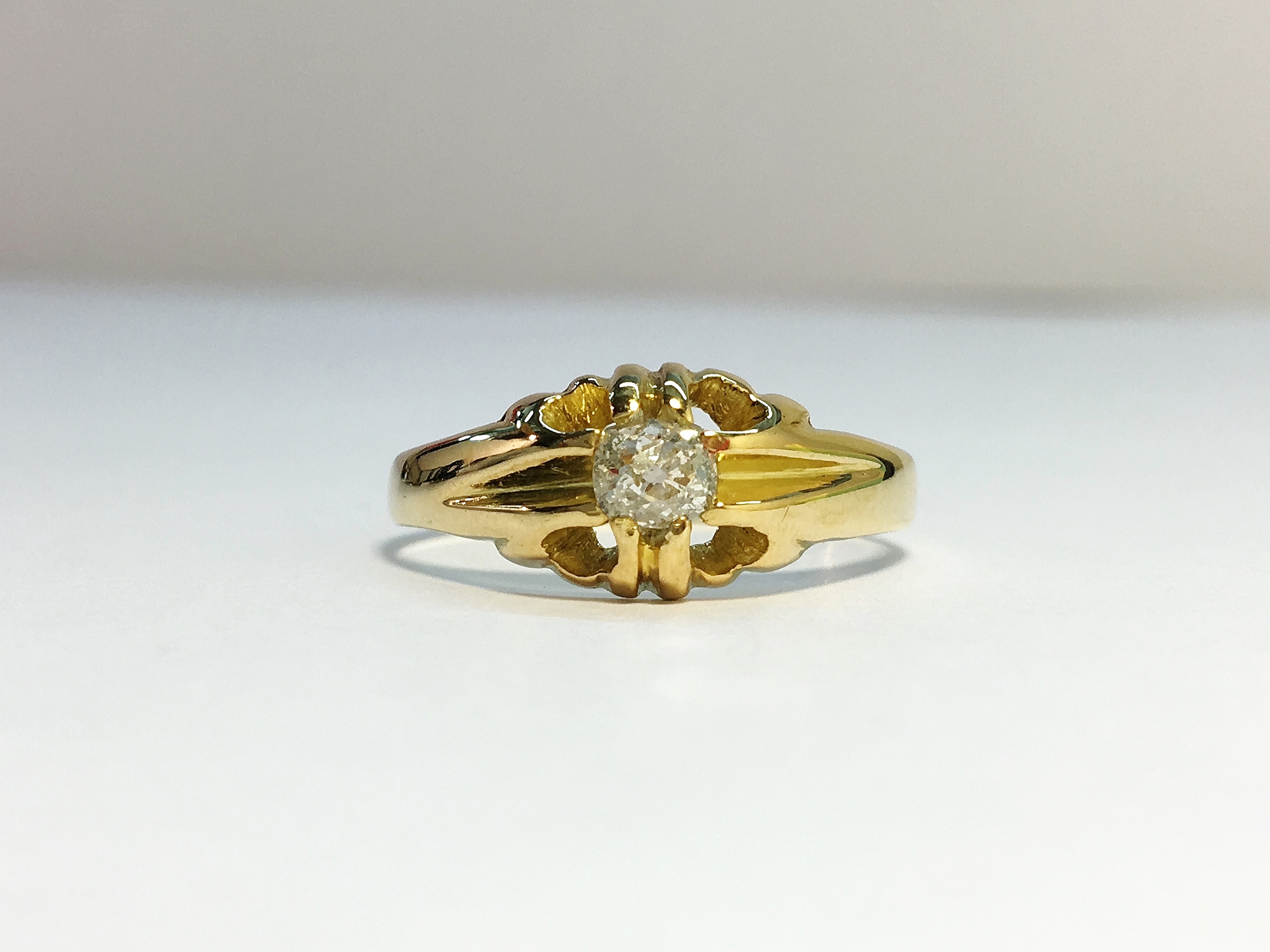 A Victorian Gypsy Set Diamond Ring with 18ct Yellow Gold Shank. - Image 2 of 4