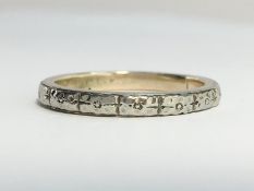 An Edwardian Chased Wedding Band, in 18ct gold with platinum top. Ring size M, total weight 3.