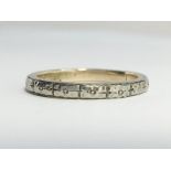 An Edwardian Chased Wedding Band, in 18ct gold with platinum top. Ring size M, total weight 3.