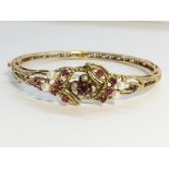 A Vintage Garnet and Cultured Pearl Bracelet in 9ct Yellow Gold.