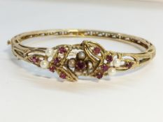 A Vintage Garnet and Cultured Pearl Bracelet in 9ct Yellow Gold.