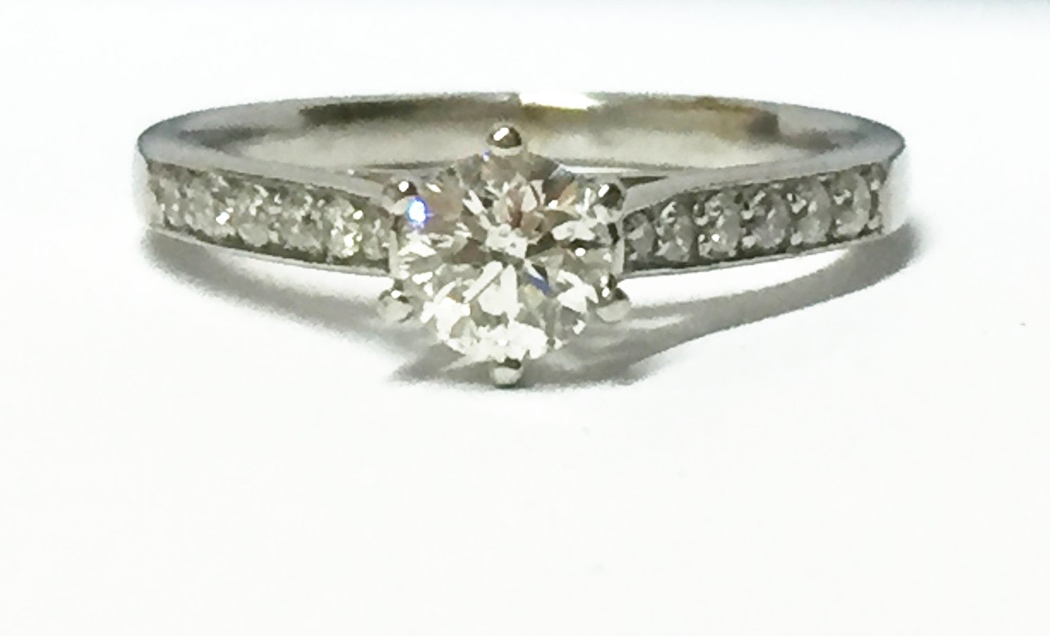 A Contemporary Solitaire Diamond Ring with Platinum Shank, with Diamond Set Shoulders. - Image 4 of 4