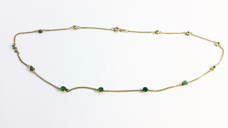 An emerald set chain in 14 carat yellow gold. Set with twelve round facetted emeralds, ETCW 1.2ct. - Image 2 of 6