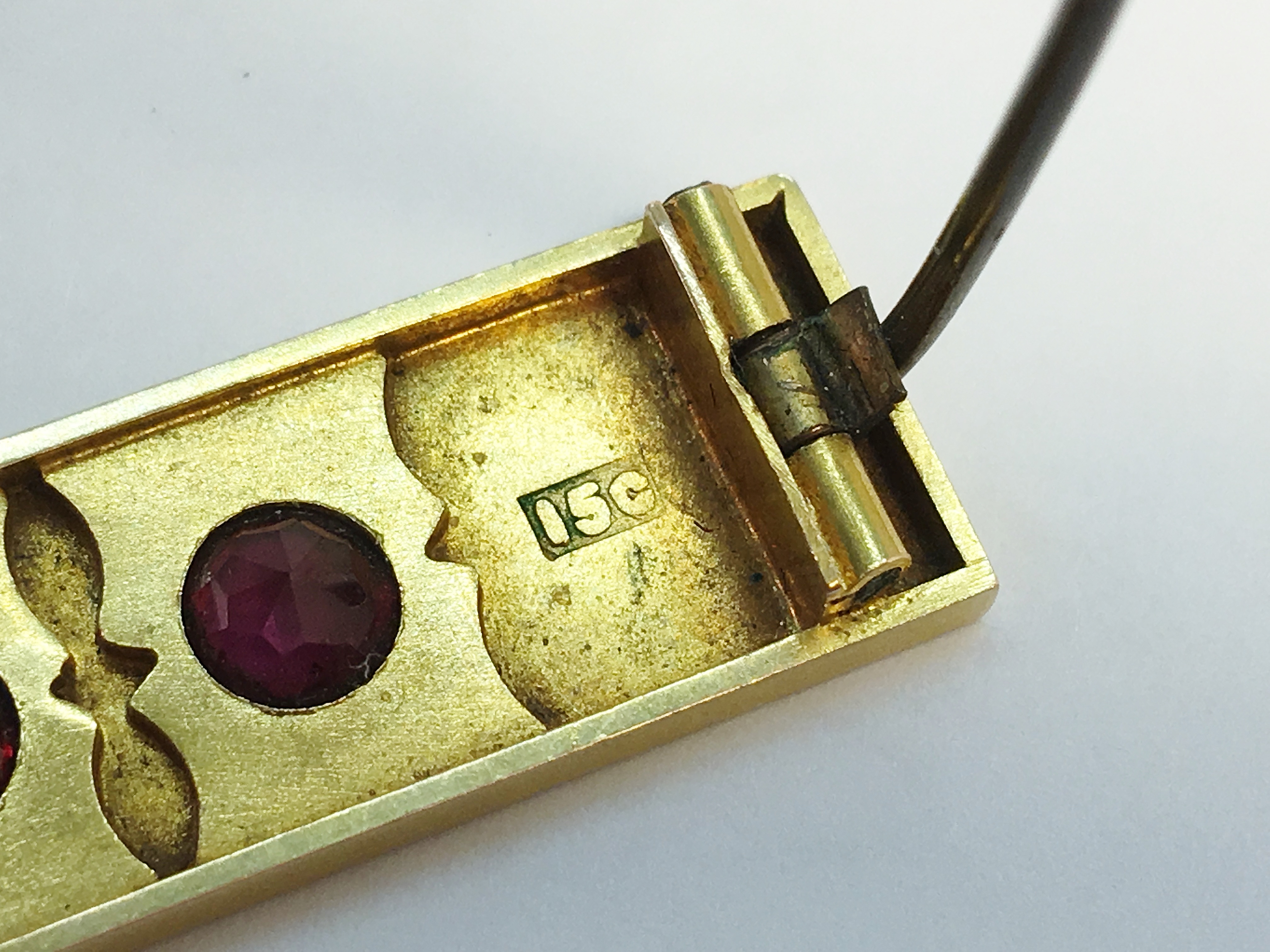 An Edwardian oblong garnet brooch set in 15 carat yellow gold. - Image 5 of 6