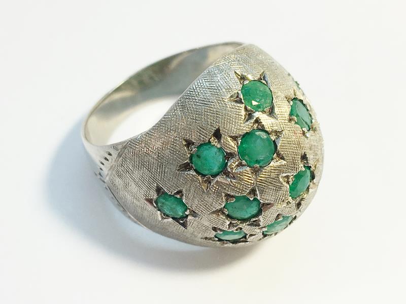 A 1970s emerald bombe ring in 18ct white gold. Set with 15 emeralds in star settings, ETCW 1.12 ct. - Image 5 of 8