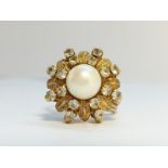 A Cultured pearl ring in 14 ct yellow gold, fashioned as a flower, circa 1970s.