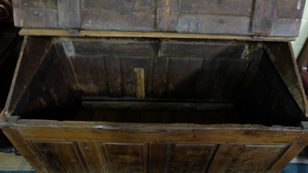 19thC Irish Yew Wood Grain Bin, the pine p with fine hinges, panelled ends and front, 5ft wide - Image 3 of 3