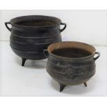 2 x 19thC circular Skillet Pots, each on 3 legs, 1 x 2 gallon, x 1 ¾ gallon