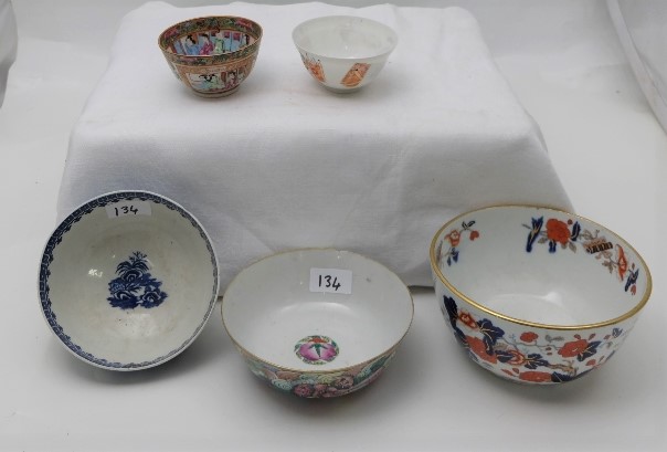 5 oriental porcelain bowls of various sizes (5)
