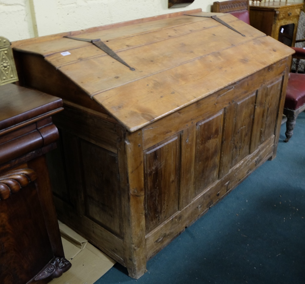 19thC Irish Yew Wood Grain Bin, the pine p with fine hinges, panelled ends and front, 5ft wide - Image 2 of 3