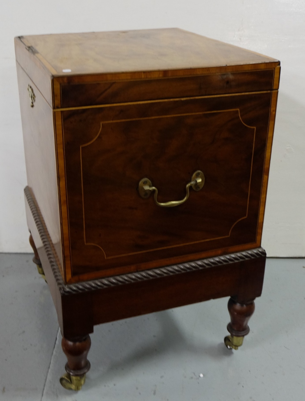 Georgian Mahogany wine cooler, square shaped and inlaid top, opening fitted compartment, brass - Image 3 of 3