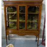 Edwardian inlaid mahogany display cabinet with 2 glass doors and central glass panel, 2 drawers,