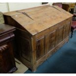 19thC Irish Yew Wood Grain Bin, the pine top with fine hinges, panelled ends and front, 5ft wide