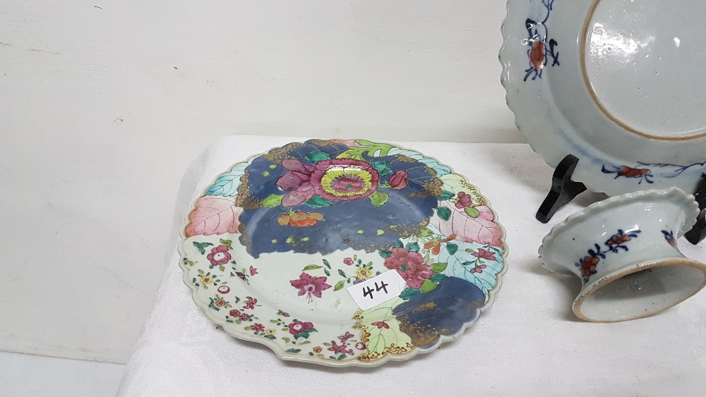 Matching pair of glazed Japanese ironstone cabbage leaf plates, 9"dia with matching stands, floral - Image 4 of 4