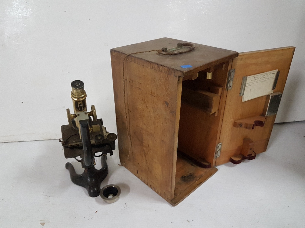 Table microscope No 162049, E LEITZ WETZLAR, with various brass lens and cases and box of slides, - Image 3 of 3