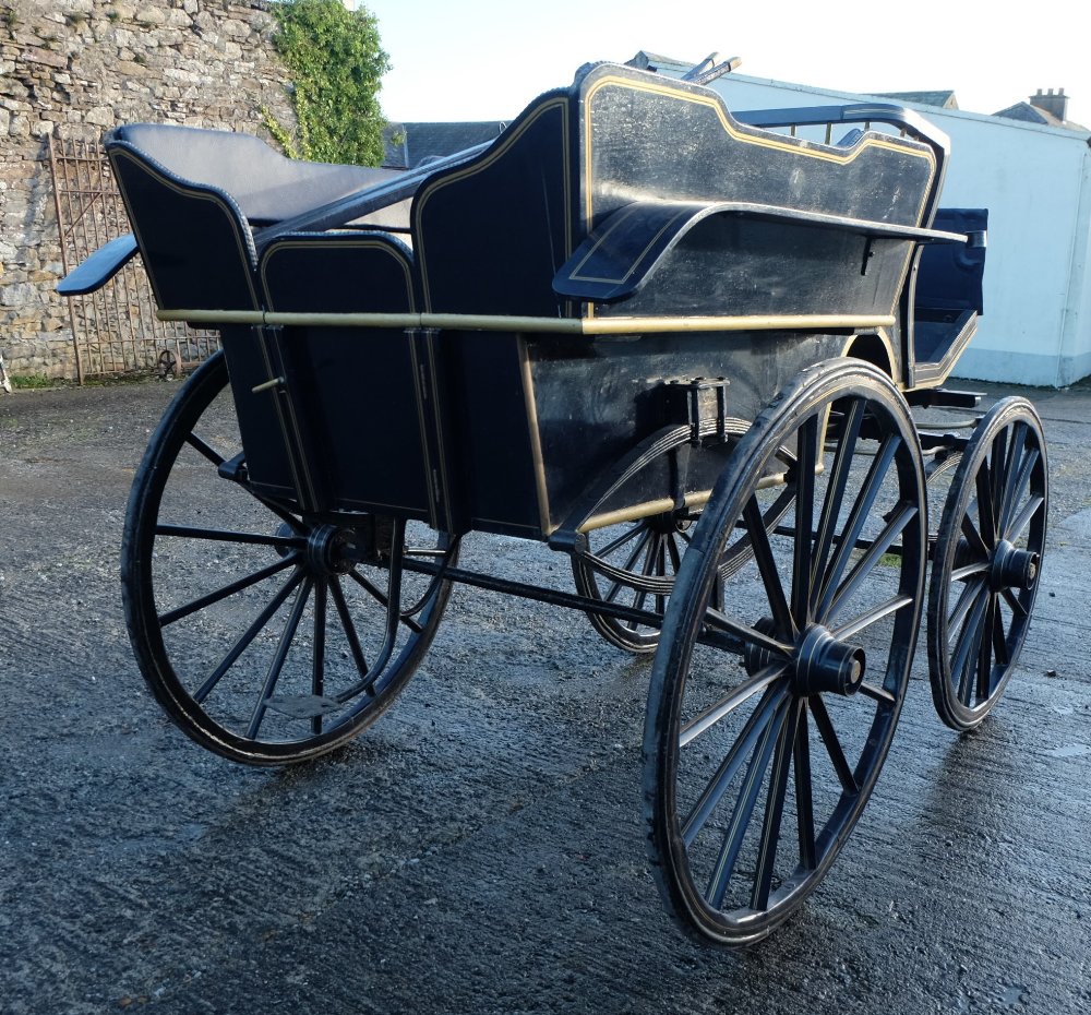 4-Wheeled Coach, with front drivers seat and seating for 6 passengers behind, in very good - Image 3 of 6