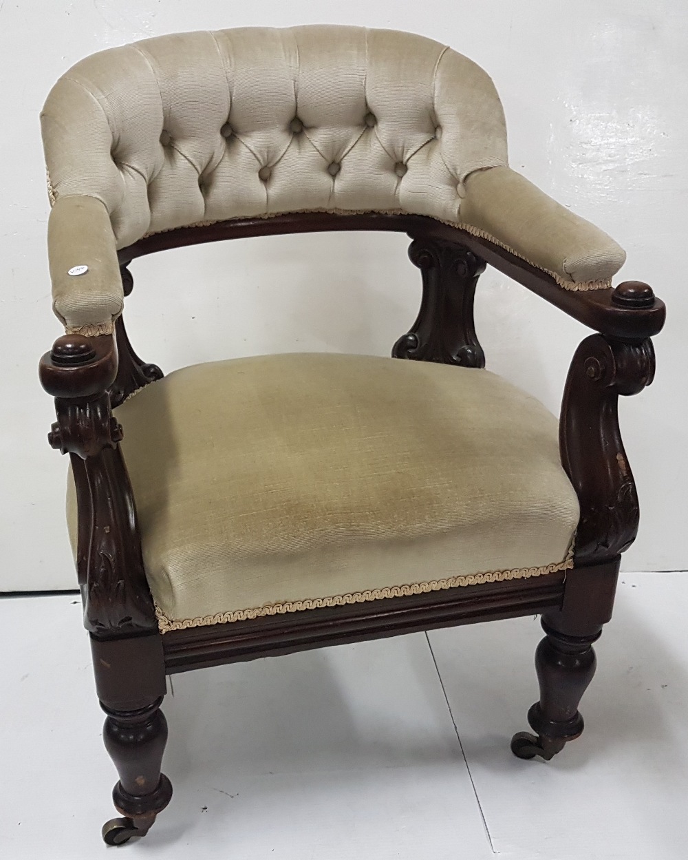 William IV mahogany gent’s armchair, on turned front legs, bow back with buttoned in beige fabric,