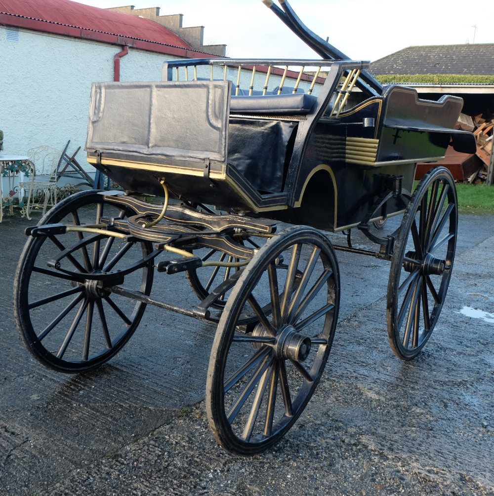 4-Wheeled Coach, with front drivers seat and seating for 6 passengers behind, in very good