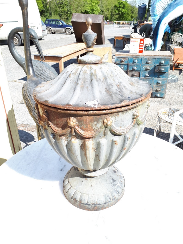 Cast iron pot with lid.